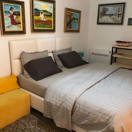 Otel Diell Complex , Qerret